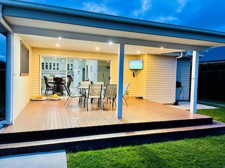 Outdoor dining. Ulladulla - Sleeps 8! Pet Friendly! WIFI! Aircon!
flat yard for pets and kids.