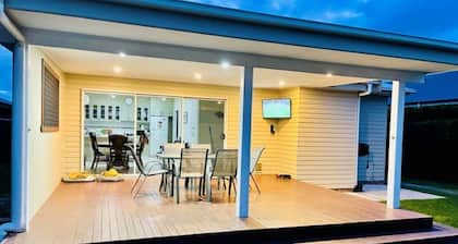 Ulladulla - Sleeps 8! Pet Friendly! WIFI! Aircon!
flat yard for pets and kids.