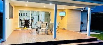 Ulladulla - Sleeps 8! Pet Friendly! WIFI! Aircon!
flat yard for pets and kids.