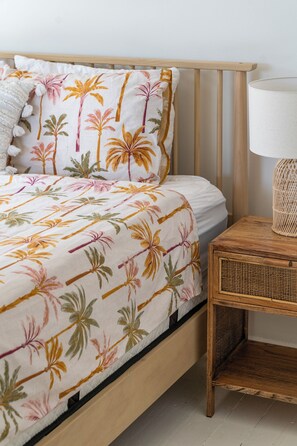 3 bedrooms, desk, iron/ironing board, travel cot - Ulladulla - Sleeps 8! Pet Friendly! WIFI! Aircon!
flat yard for pets and kids. (Ulladulla)