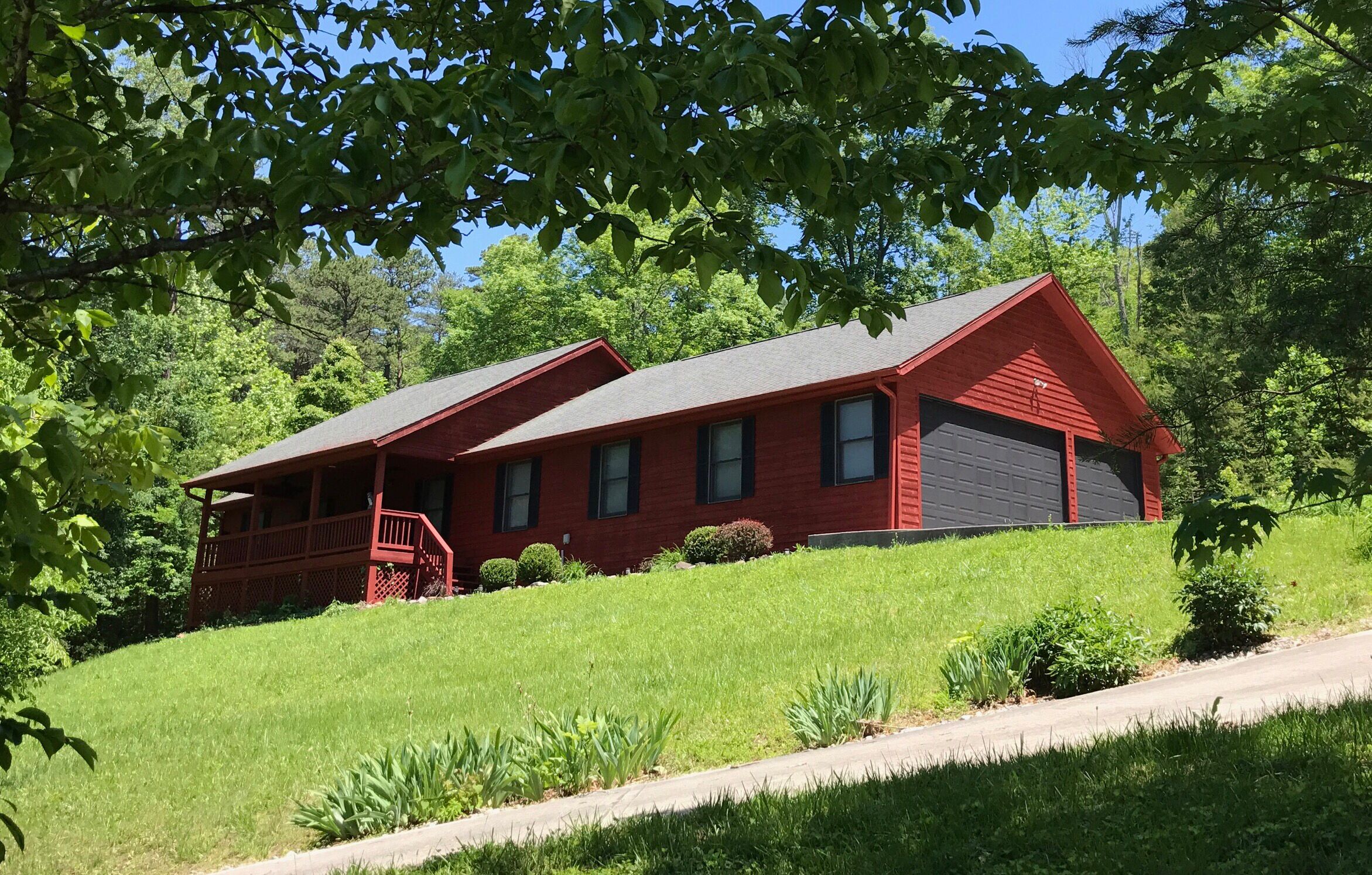 3 Bedrooms/2 Baths-Private Lake House in Garland Bend with hot tub & fire pit