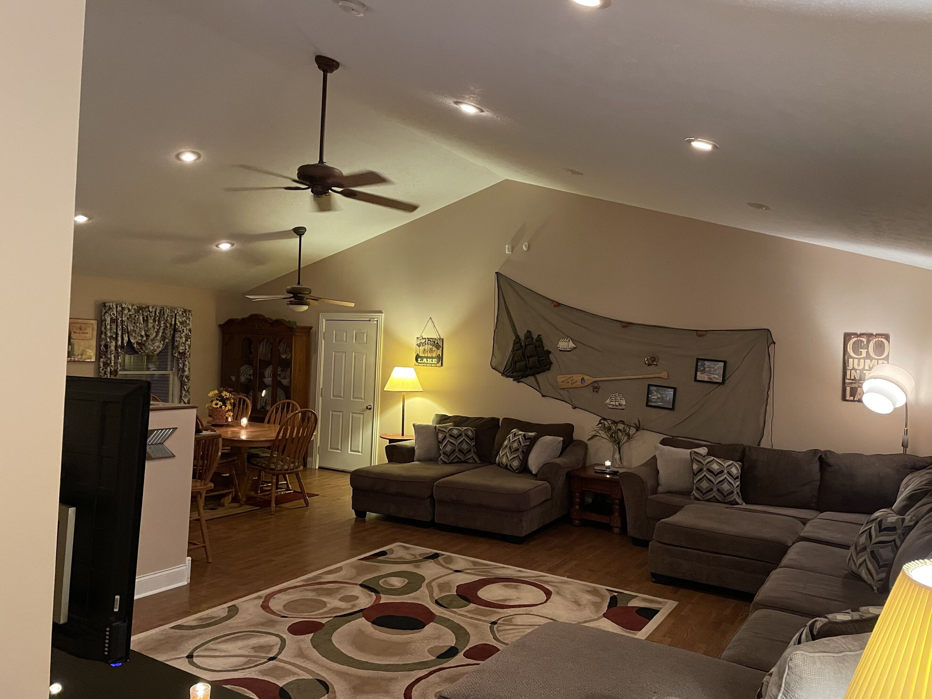 3 Bedrooms/2 Baths-Private Lake House in Garland Bend with hot tub & fire pit