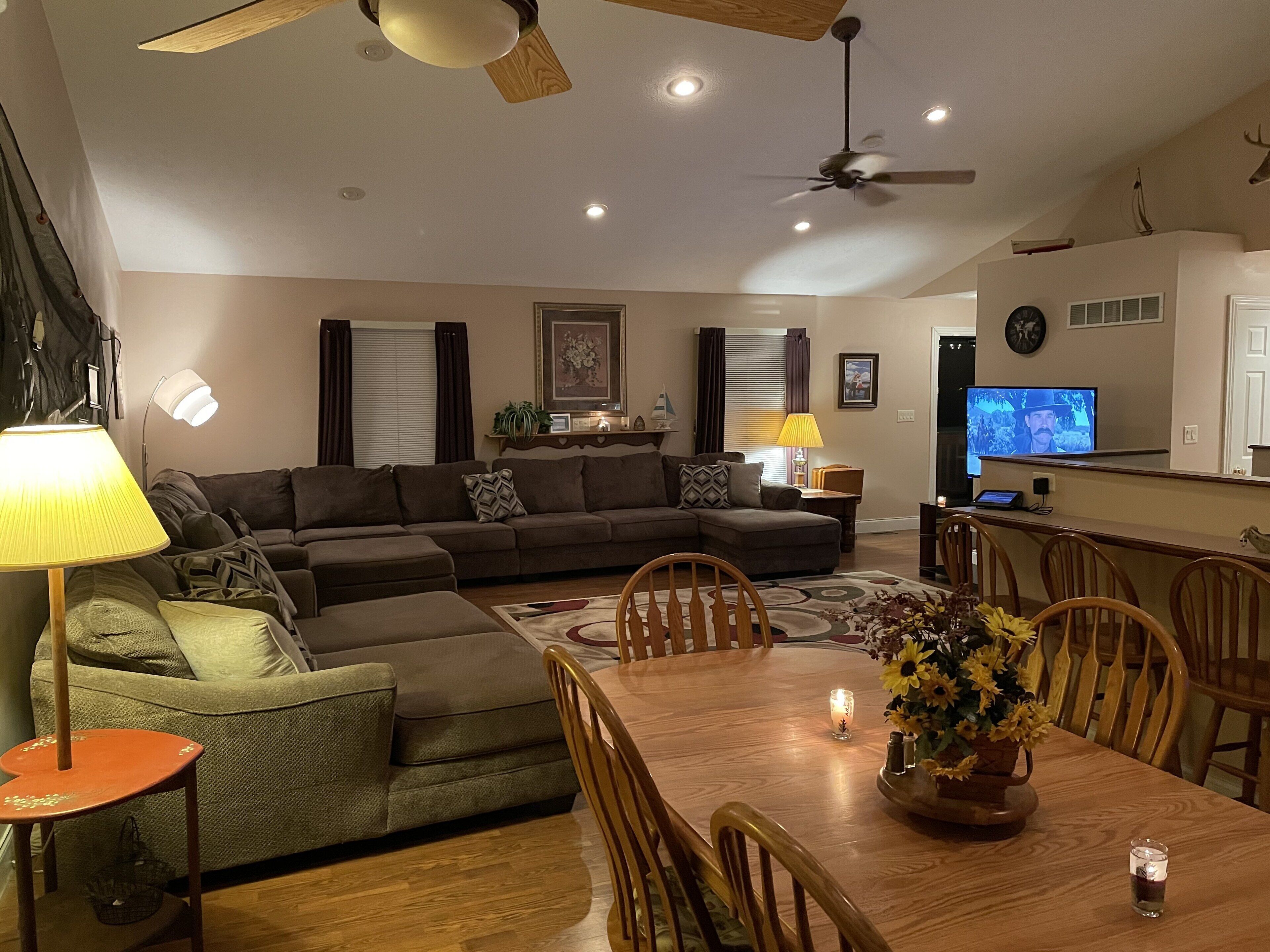 3 Bedrooms/2 Baths-Private Lake House in Garland Bend with hot tub & fire pit