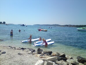 På stranden