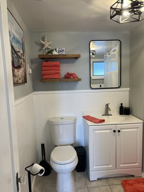 Duschwanne, Handtücher, Toilettenpapier