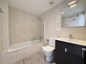 Bathtub, towels