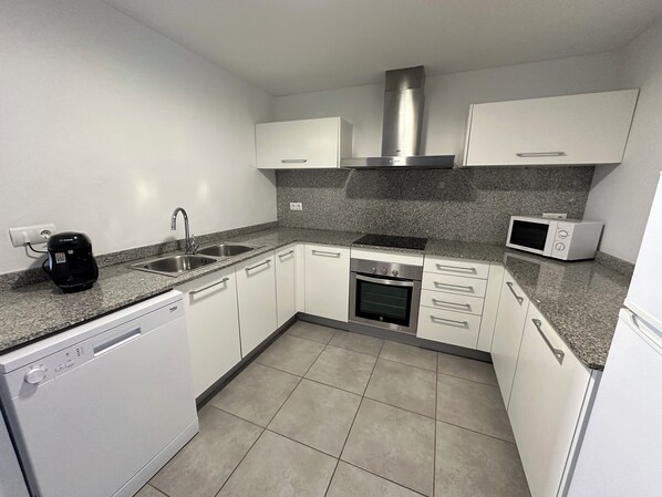 Fridge, microwave, oven, dishwasher - Agi Las Acacias 2402 Apartamento for rent in Roses Girona. (Rosas / Roses)