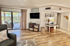 TV, tavolo da ping pong