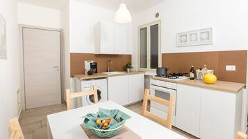 Frigorifero, forno, piano cottura, macchina per tè/caffè