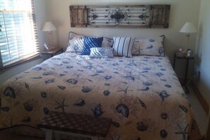 2 bedrooms, free WiFi, bed sheets - Harbor Haven: A Summer Getaway Just Steps from Lake Michigan (Union Pier)