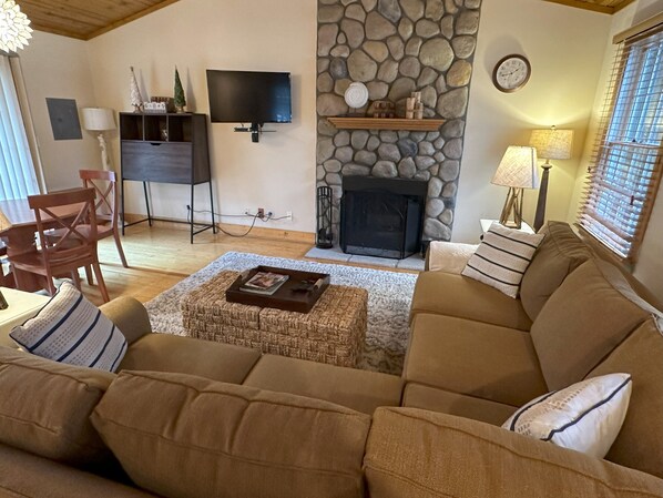 TV, fireplace, Netflix, Hulu - Harbor Haven: A Summer Getaway Just Steps from Lake Michigan (Union Pier)