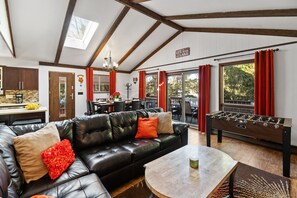 Älytelevisio, takka, pöytäjalkapallopöytä