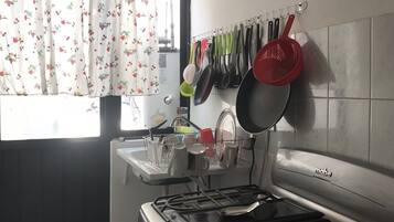 Réfrigérateur, micro-ondes, cafetière/bouilloire, blender