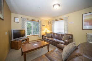 Smart TV, DVD player, foosball, table tennis - Mt Hood Lodge: Perfect for Large Groups: Sleeps 44 Maximum-Two Deluxe Hot Tubs (Government Camp)