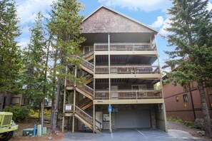 Exterior - Mt Hood Lodge: Perfect for Large Groups: Sleeps 44 Maximum-Two Deluxe Hot Tubs (Government Camp)