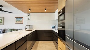 Geladeira, micro-ondas, lava-louças, cafeteira/chaleira