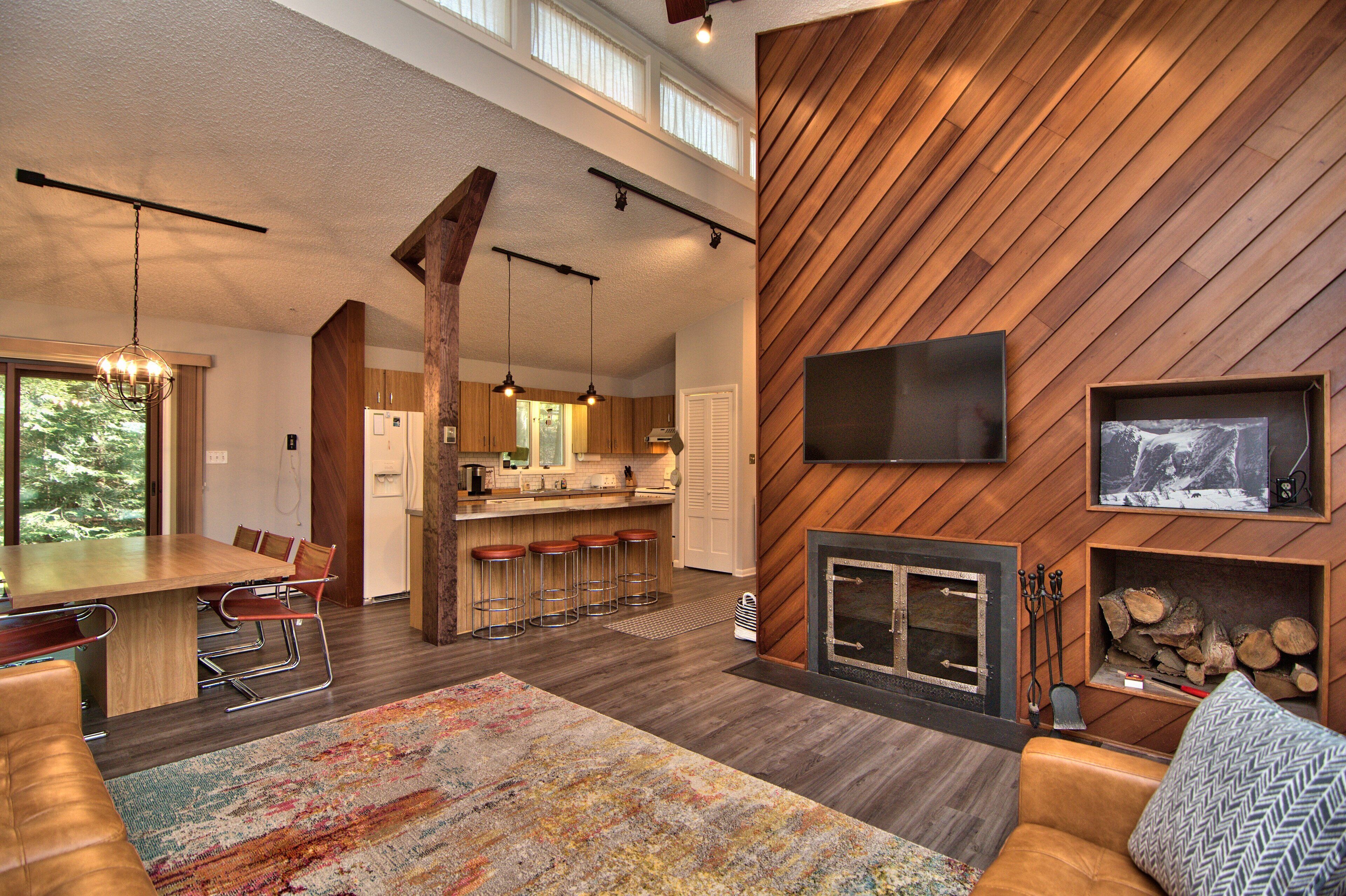 Smart TV, fireplace, books, streaming services