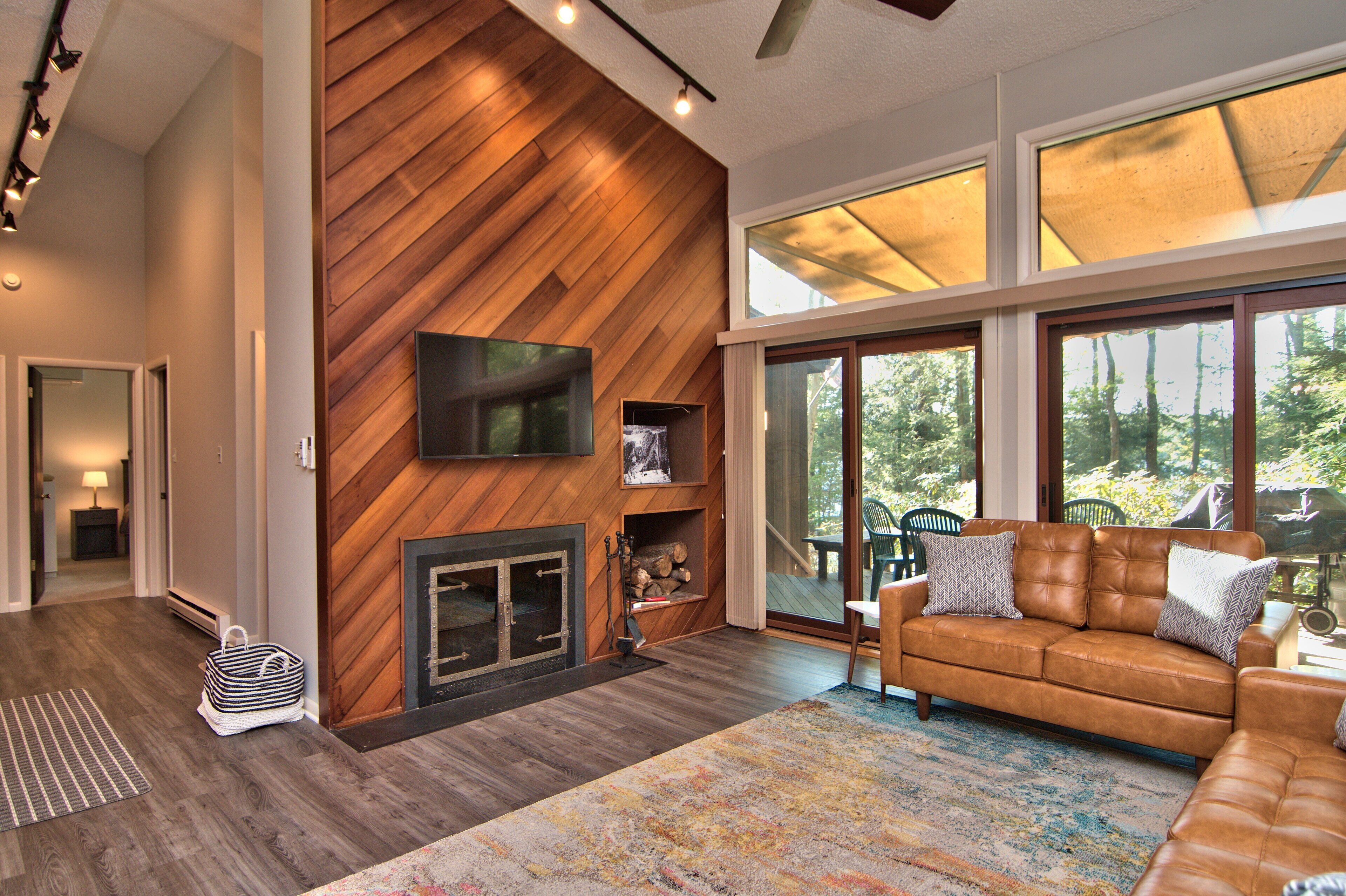 Smart TV, fireplace, books, streaming services