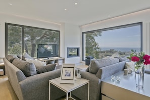 TV, fireplace - DESMAIS design house and breathtaking views (Cabrils)