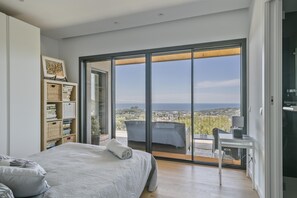 5 dormitoris, escriptori, planxa i posts de planxar i Internet 