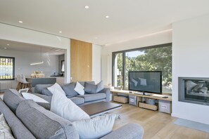 TV, fireplace - DESMAIS design house and breathtaking views (Cabrils)