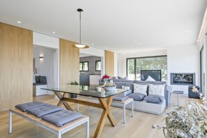 TV, fireplace - DESMAIS design house and breathtaking views (Cabrils)