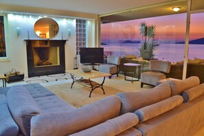 Fernseher, Kamin, DVD-Player, Bücher