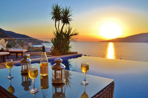 Upea ylellinen huvila, upea merinäköala kaikissa huoneissa.  