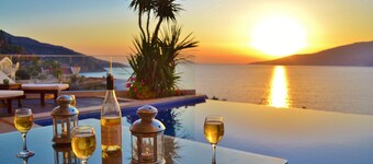 Stunning Luxury Villa, Superb Sea Views all rooms 