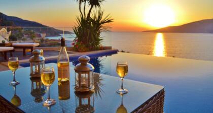 Upea ylellinen huvila, upea merinäköala kaikissa huoneissa.