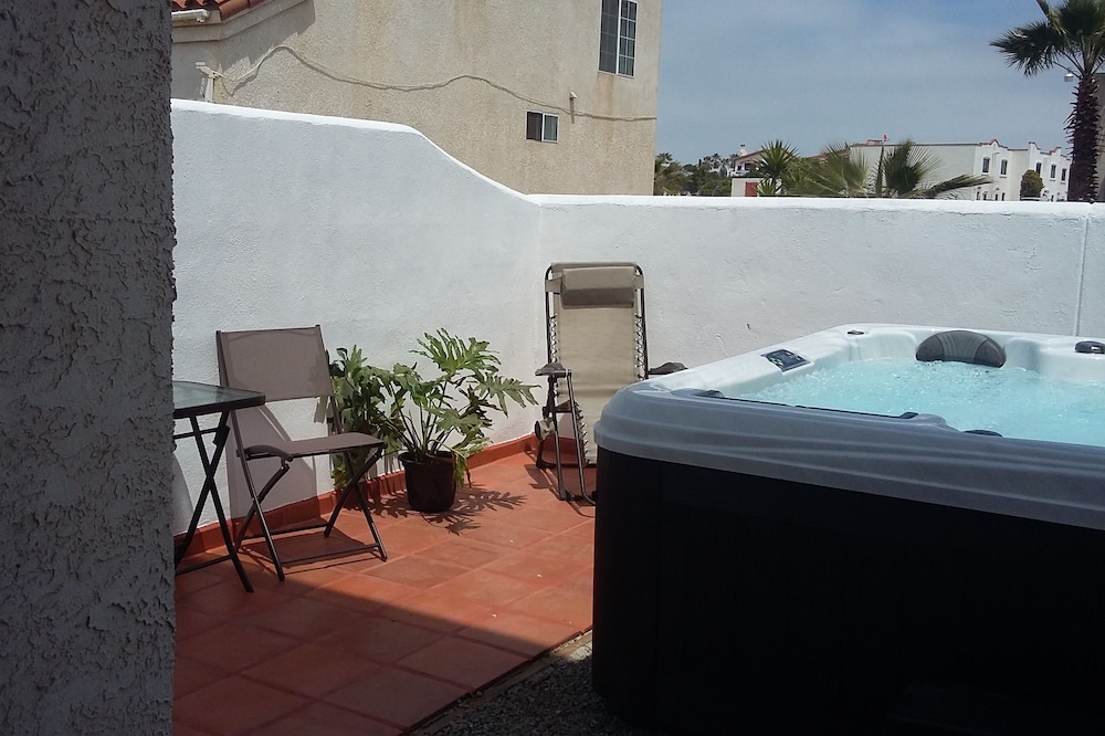 Sleeps 15: Beautiful 3,300 sqft, 2 Story Beach Home w/NEW 9 ppl /72 jet HOT TUB!