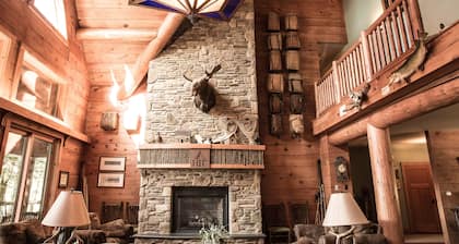 Spacious Luxury lodge near Elk Mountain ski resort on a private lake