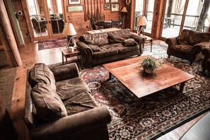 TV connectée, cheminée, jeux vidéo, lecteur de DVD