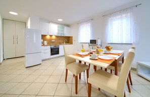 Frigorífico, microondas, horno y lavavajillas