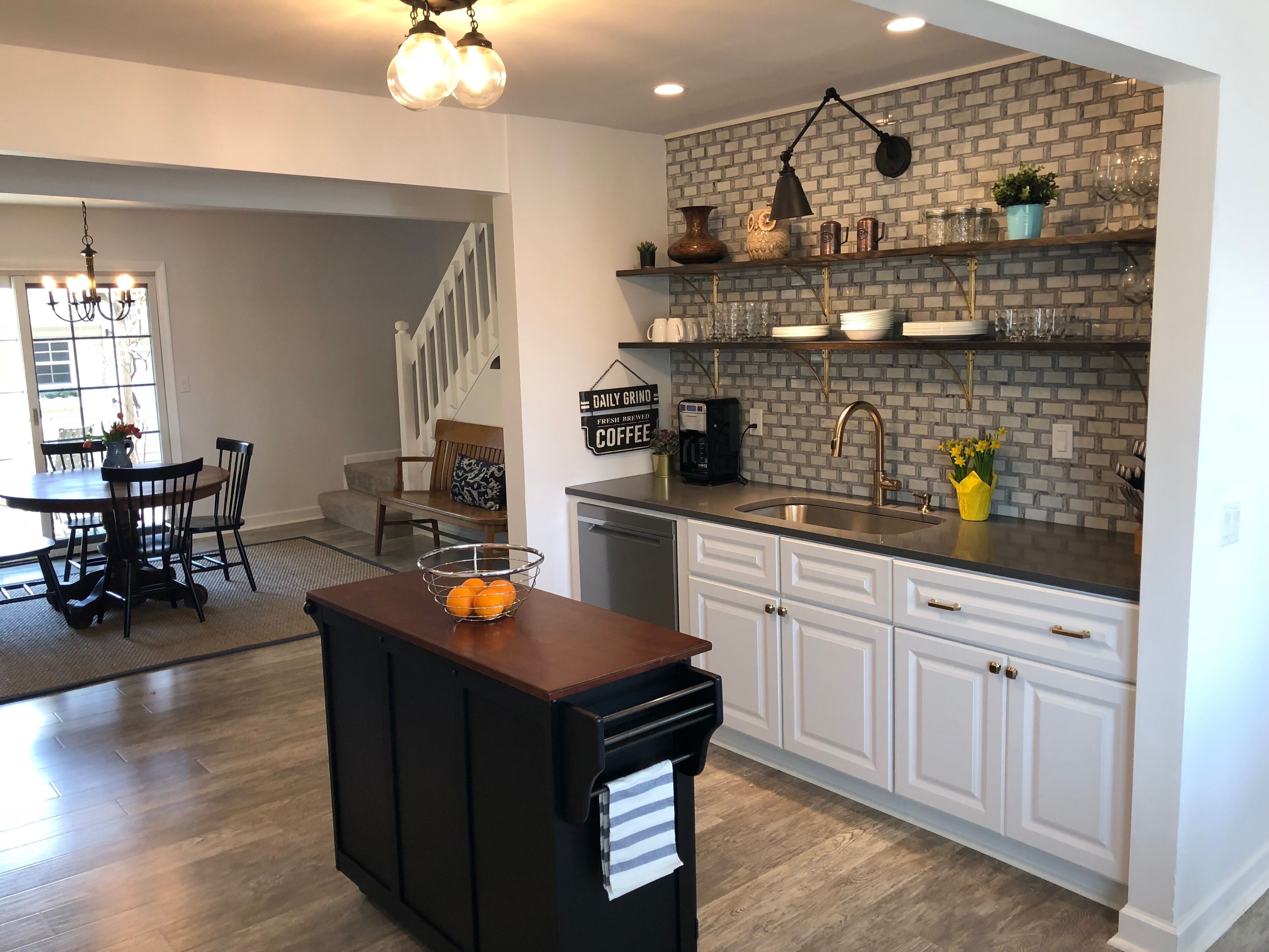 Private Dock/Sunrise Views/Patio/Deck/Sleeps 10/Cable TV/Wi-Fi/AC/Grill