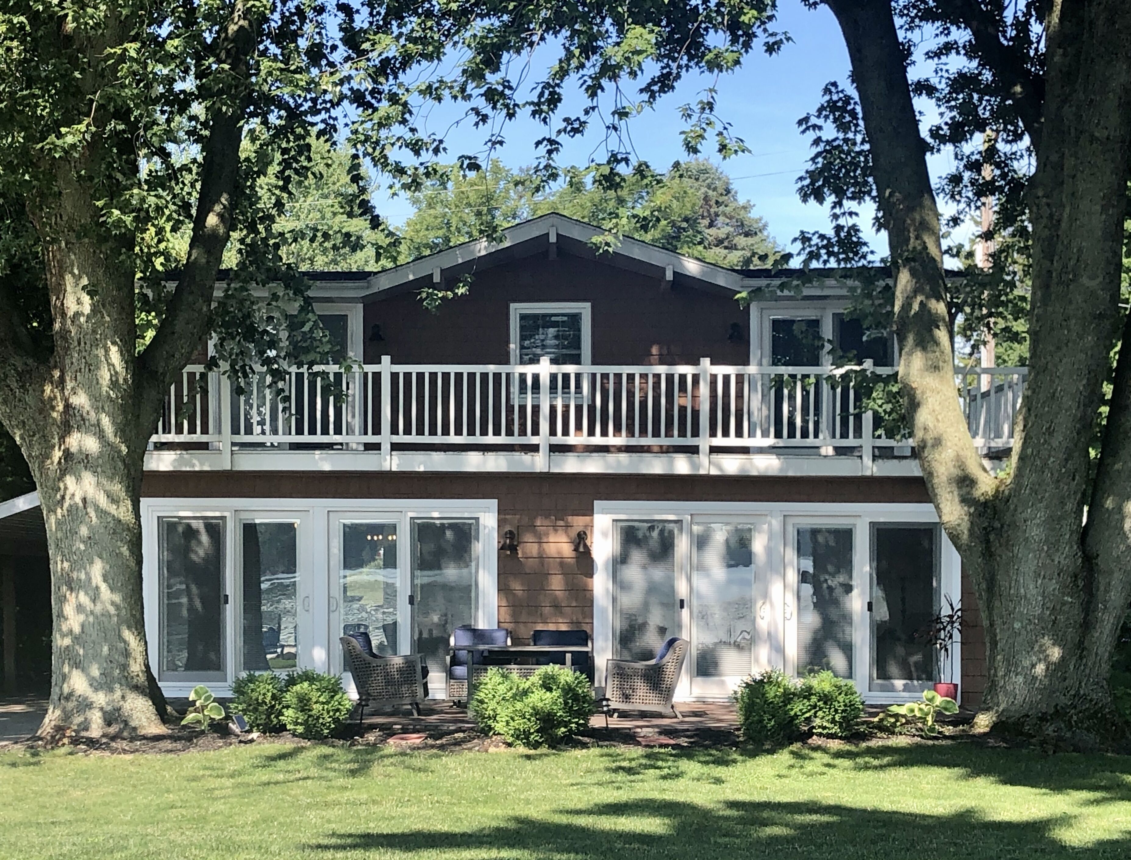 Private Dock/Sunrise Views/Patio/Deck/Sleeps 10/Cable TV/Wi-Fi/AC/Grill