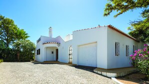 Exterior - Beautiful private enclosed villa with AC & heated pool overlooking golf course (Carvoeiro)