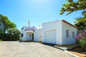 Exterior - Beautiful private enclosed villa with AC & heated pool overlooking golf course (Carvoeiro)