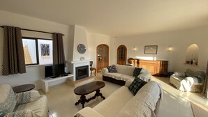 Smart TV, fireplace, DVD player, books - Beautiful private enclosed villa with AC & heated pool overlooking golf course (Carvoeiro)