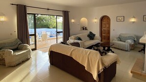 Smart TV, fireplace, DVD player, books - Beautiful private enclosed villa with AC & heated pool overlooking golf course (Carvoeiro)