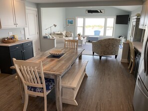 Une cuisine spacieuse avec une table en bois, des chaises et un four encastré.