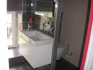 Duschwanne, Haartrockner, Seife, Toilettenpapier