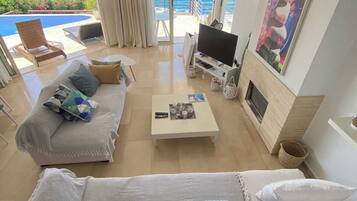 Smart TV, chimenea, libros y estéreo