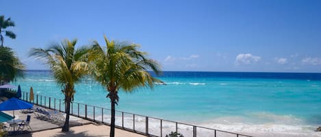 Una spiaggia nelle vicinanze