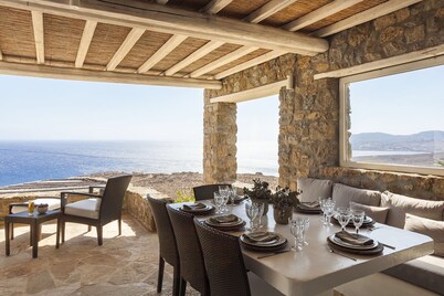 ELEGANT SEASIDE VILLA, INFINITY POOL, STUNNING VIEWS, EASY ACCESS TO 3 BEACHES