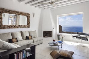 Smart-tv, eldstad, dvd-spelare och böcker