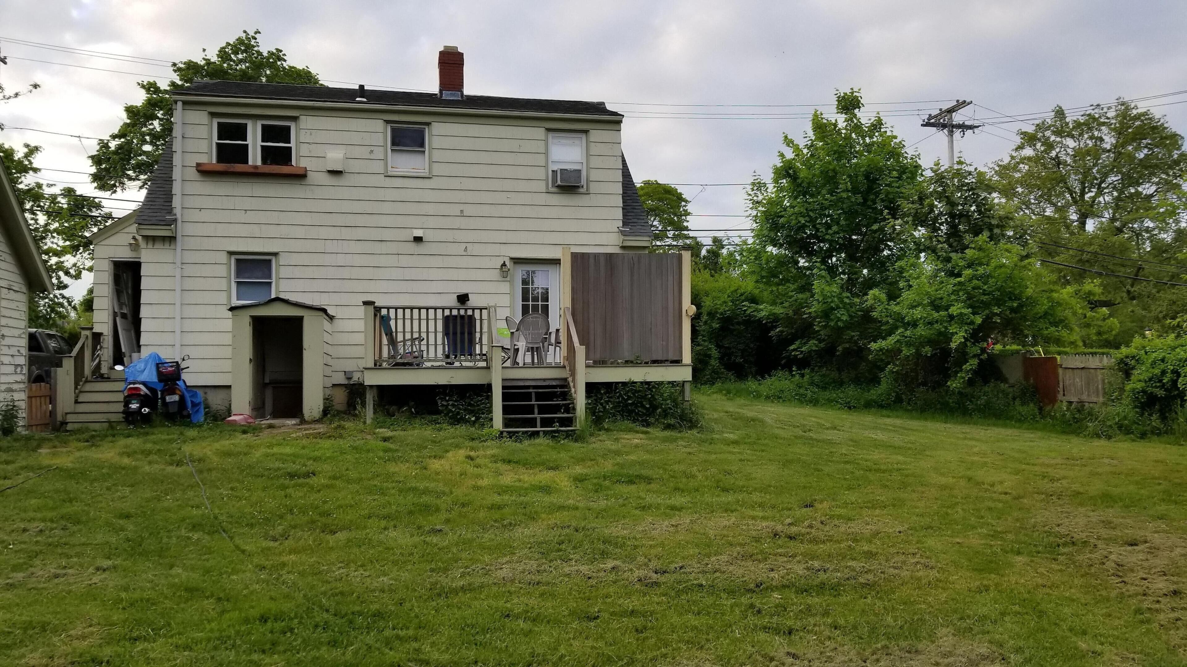 Pet friendly home minutes away from the beach.  Great for friends and family