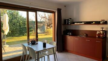 Kühlschrank, Mikrowelle, Herdplatte, Wasserkocher