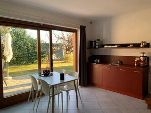 Réfrigérateur, four à micro-ondes, surface de cuisson