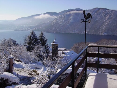 Orta See Wohnung in Villa, großer Garten mit Blick auf den See und den Strand von Pettenasco 